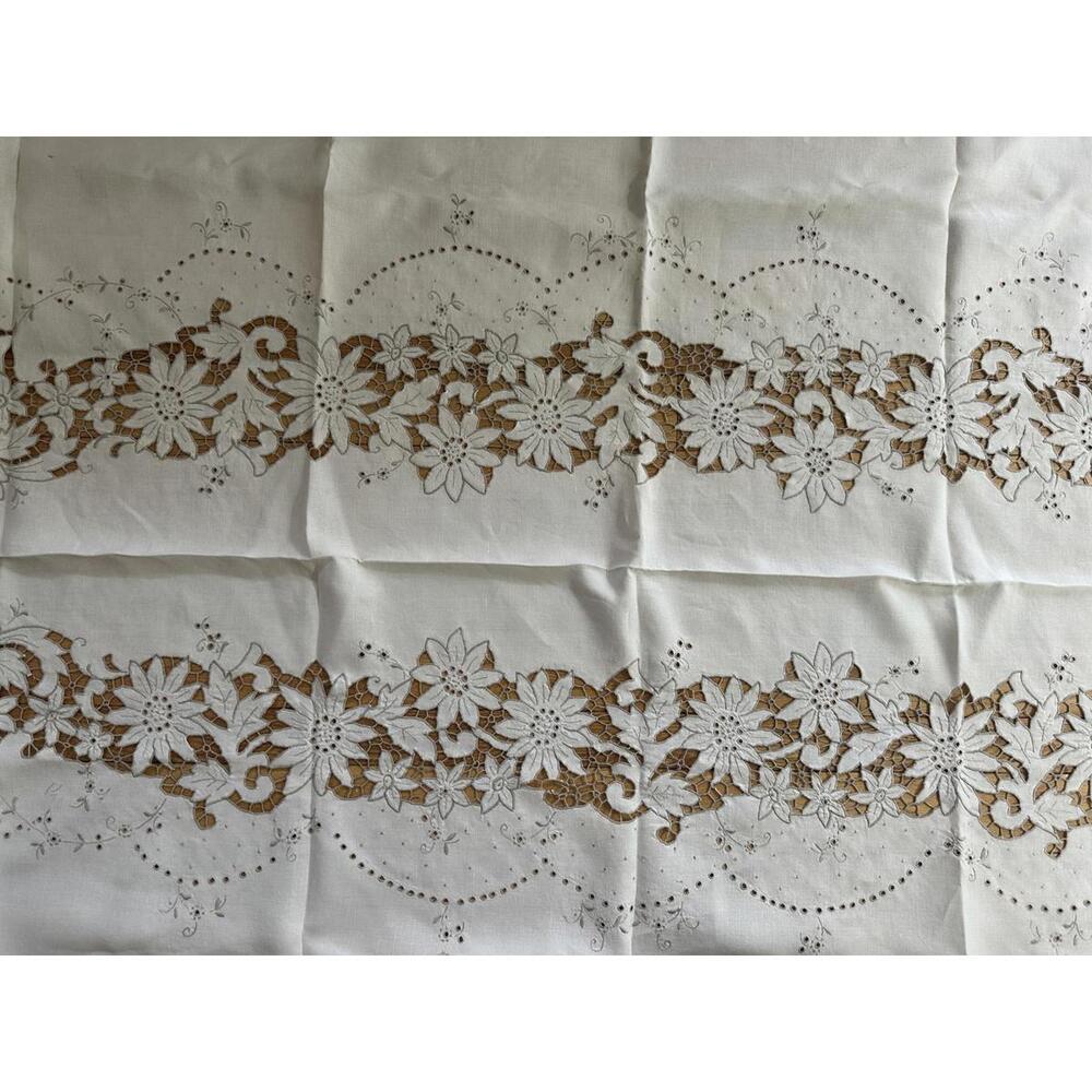 VTG Madeira Style Linen Tablecloth 66x110 Cutwork Floral 4 Napkins Richelieu - Picture 2 of 11
